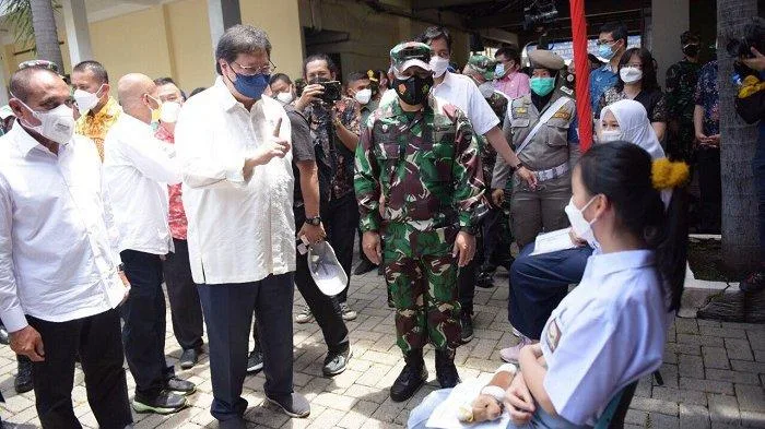 Airlangga Turun Langsung ke Lapangan, Ajak Guru dan Siswa Ikut Vaksinasi, Agar Sekolah Tatap Muka Segera Dimulai