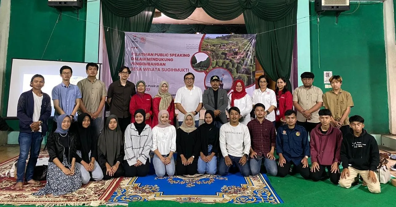 Telkom University Bekali Pengelola Desa Wisata Sugihmukti Bandung Skill Public Speaking