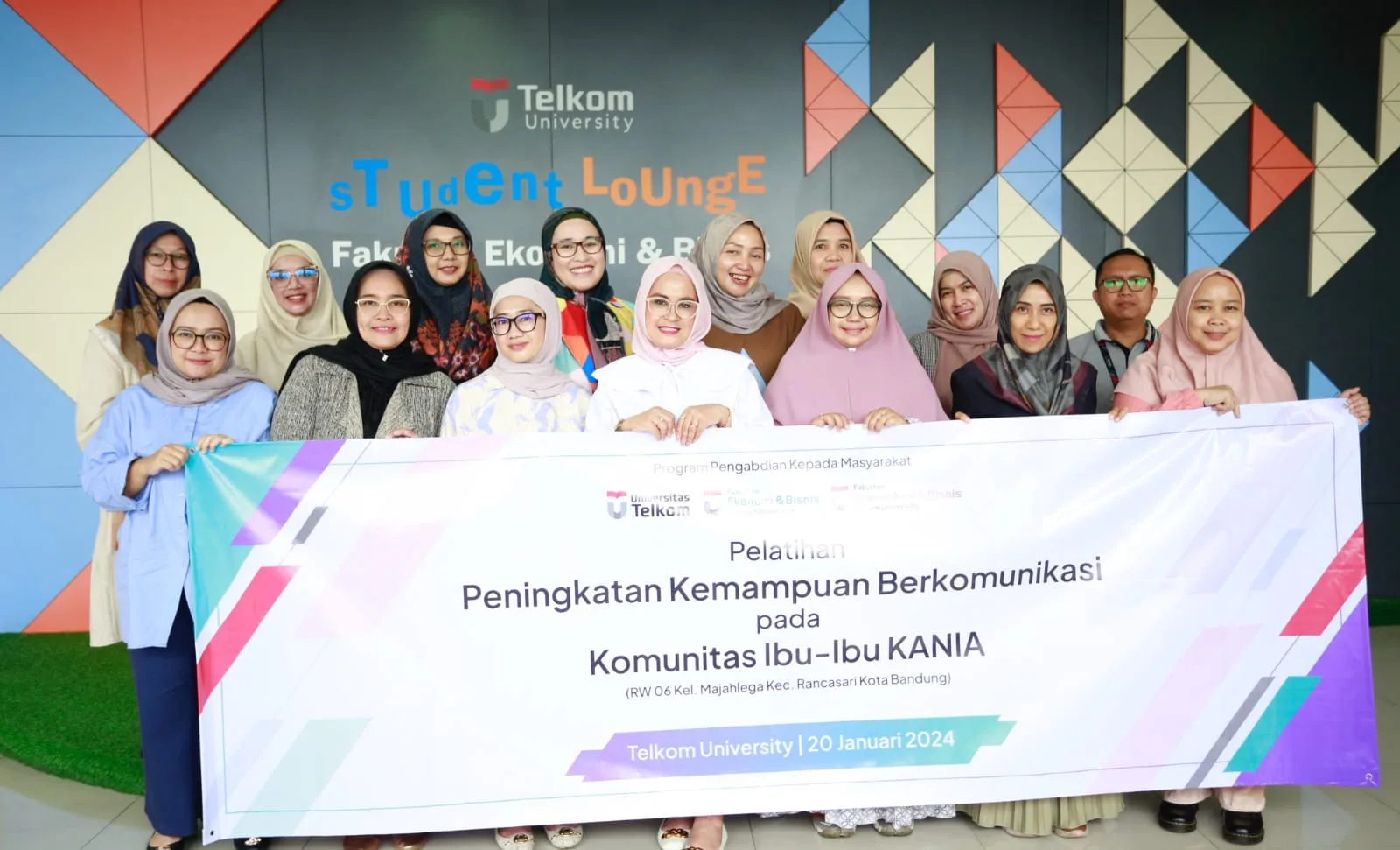 Komunitas Ibu-Ibu KANIA Dimotivasi Berkembang Via Program Peningkatan Komunikasi Telkom University