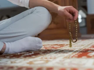 Zikir: Menyentuh Cahaya dalam Diam