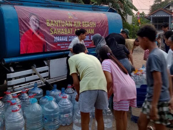 Kekeringan Melanda Warga Tangerang, Abraham Garuda Laksono Kirim Bantuan 2 Tangki Air Bersih