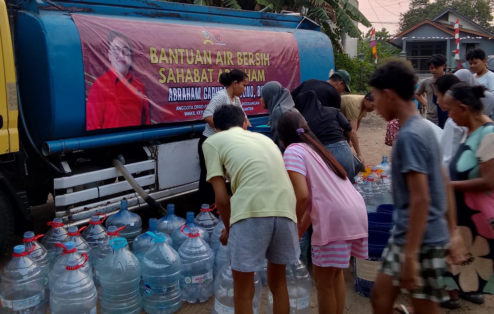 Kekeringan Melanda Warga Tangerang, Abraham Garuda Laksono Kirim Bantuan 2 Tangki Air Bersih Kekeringan Melanda Warga Tangerang, Abraham Garuda Laksono Kirim Bantuan 2 Tangki Air Bersih